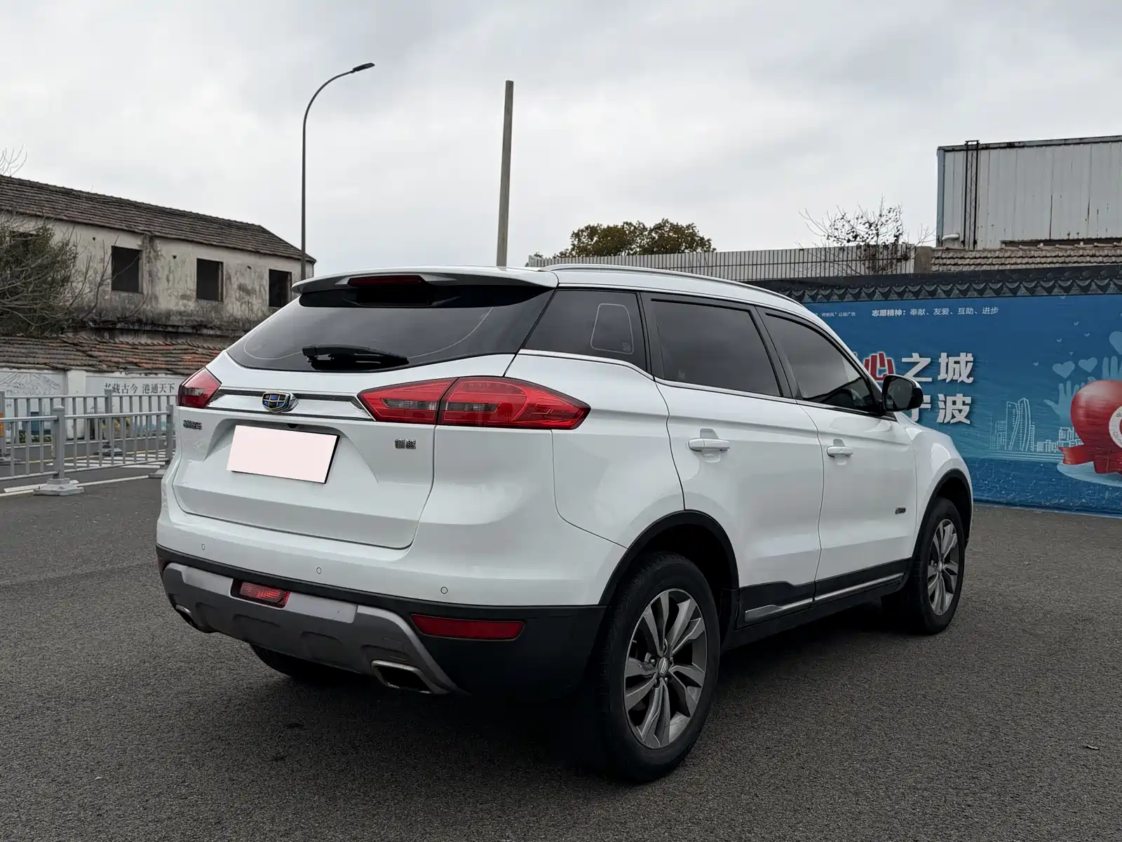 Фото 4 - Geely Atlas