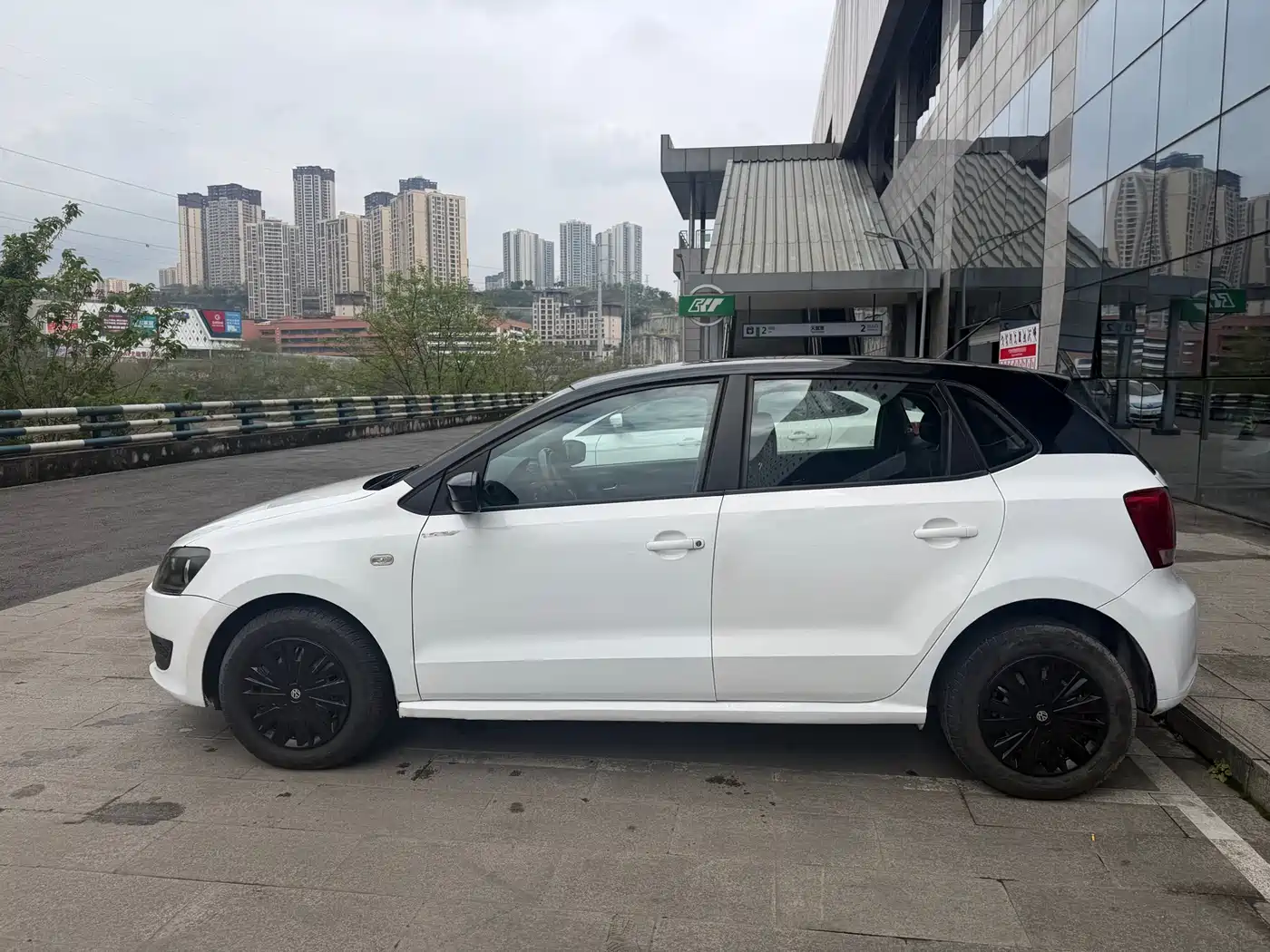 Volkswagen Polo 2011 1.4L Manual Joy Edition фото 14