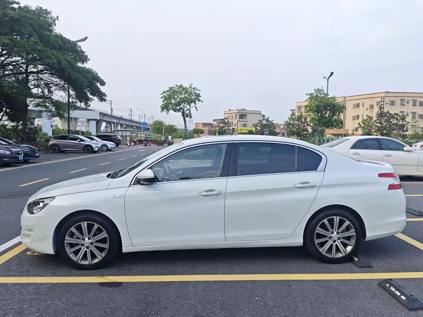 Peugeot 408 2016 1.6T Automatic Luxury Edition фото 4