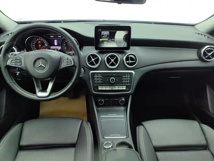 Mercedes-Benz GLA 2017 GLA 200 Dynamic фото 12