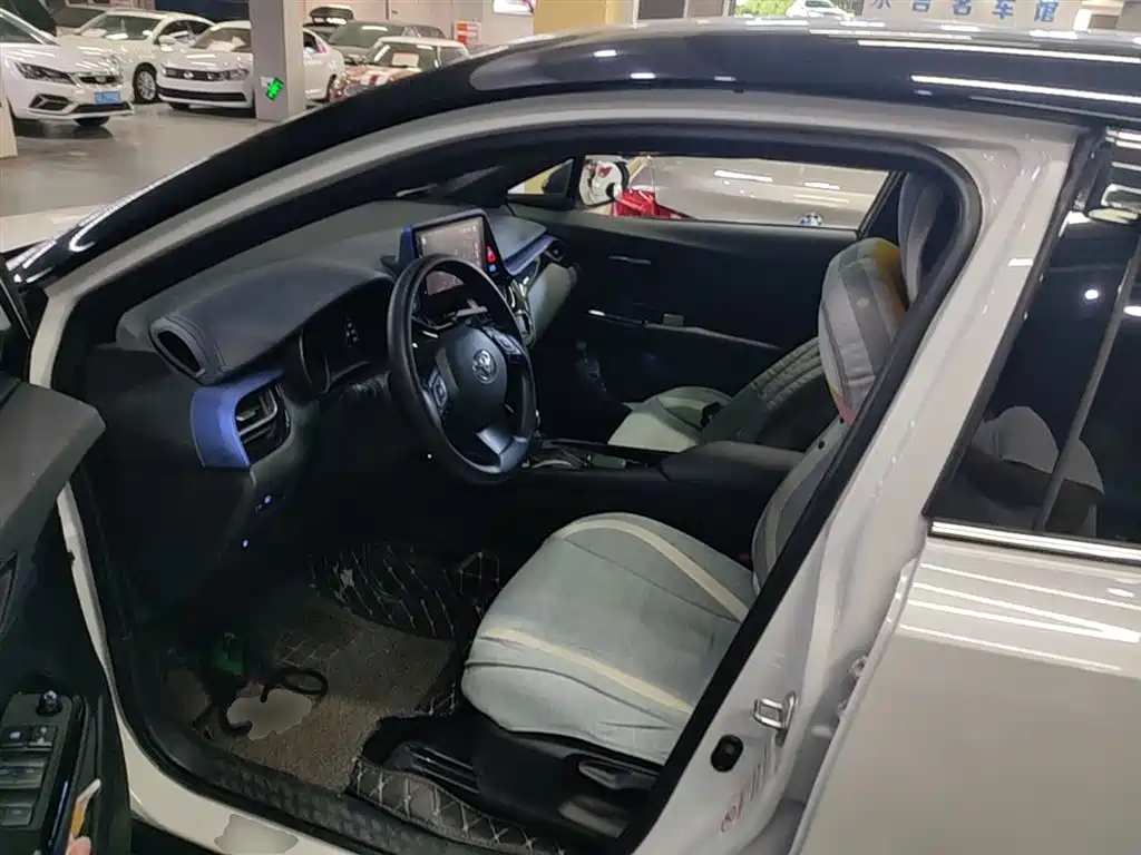 Toyota C-HR 2018 2.0L Leading Sunroof Edition V фото 15