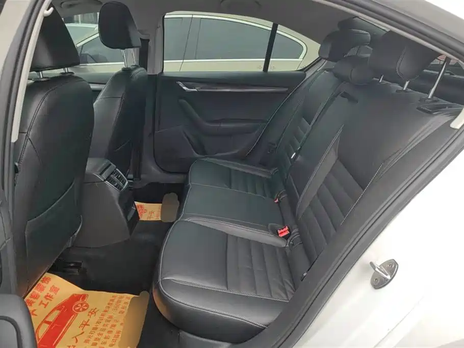 Škoda Octavia 2017 1.6L Automatic Smart Edition фото 11