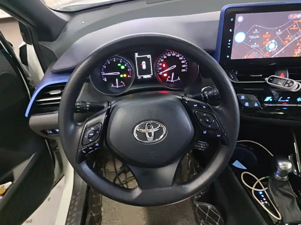Toyota C-HR 2018 2.0L Leading Sunroof Edition V фото 11