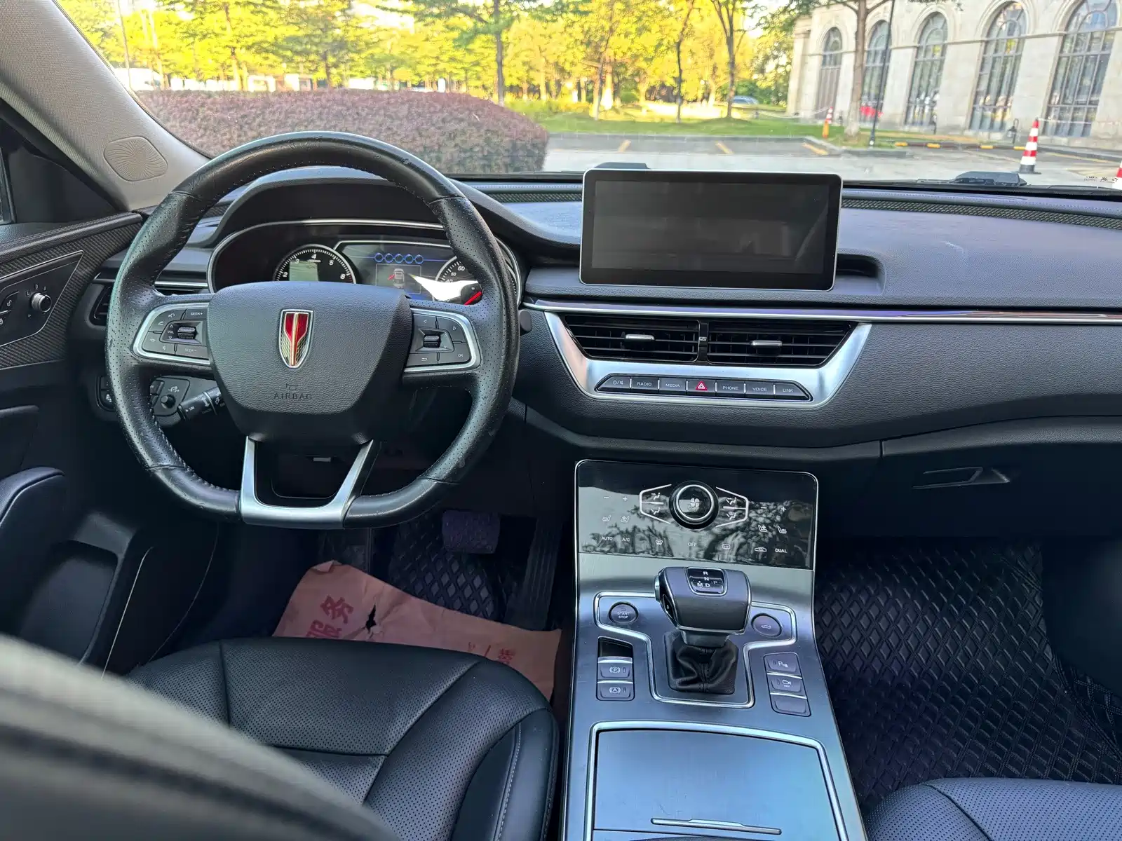 Фото 28 - Hongqi H5