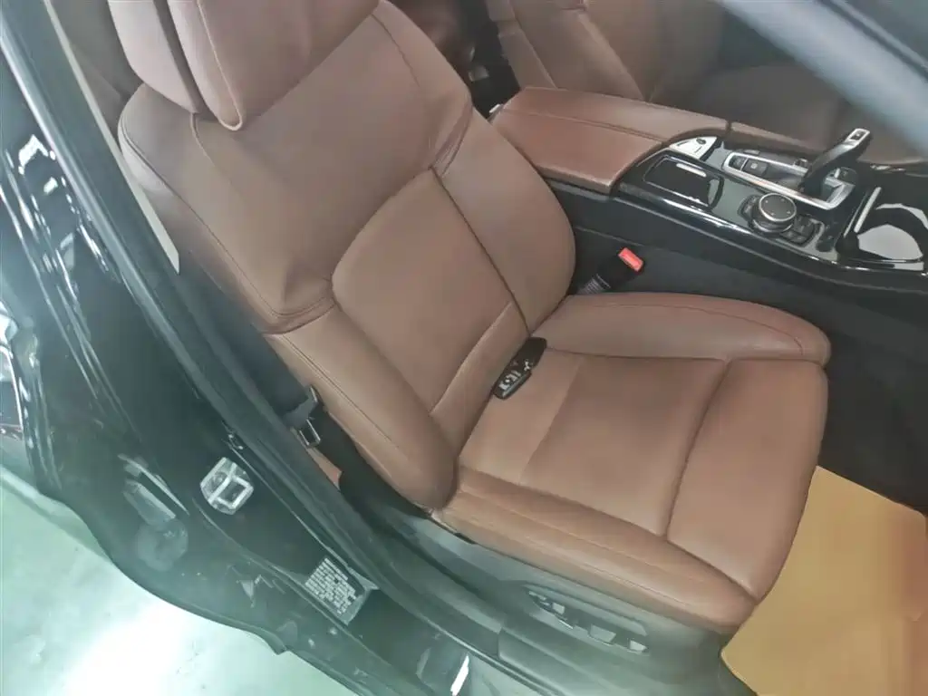 BMW 5 Series 2014 535Li Leadership фото 25