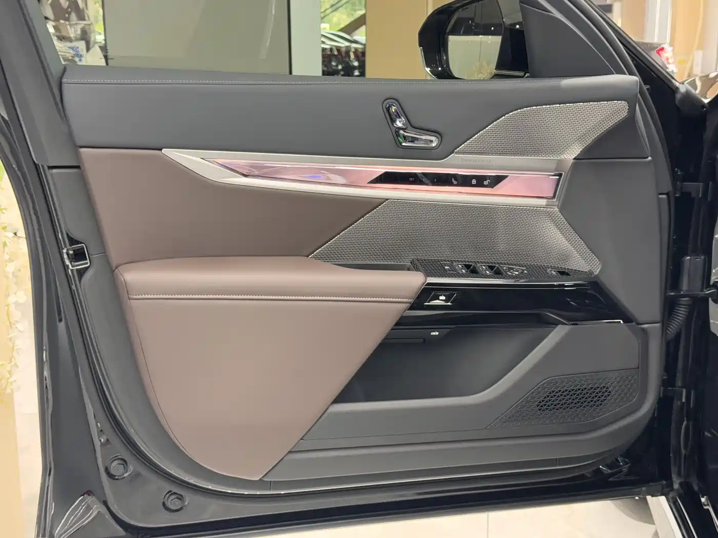 BMW 7 Series 2026 735Li Luxury Package фото 11