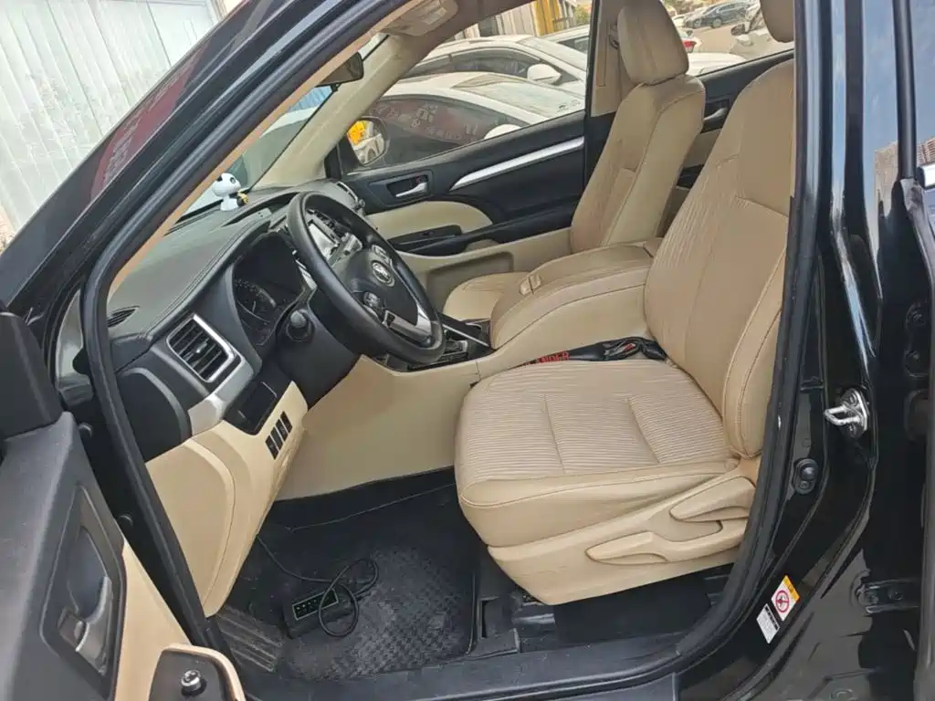 Photo 15 - Toyota Highlander