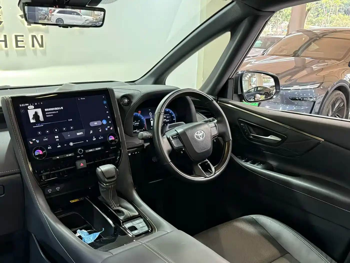 Toyota Alphard фото 9