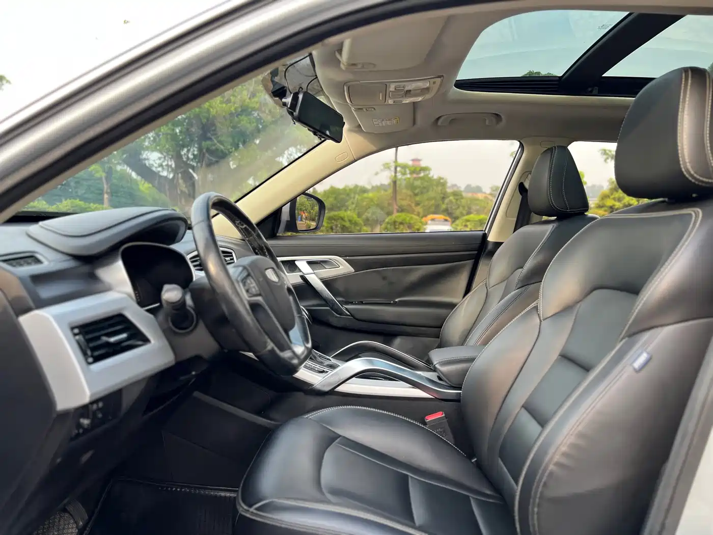 Фото 10 - Geely Atlas