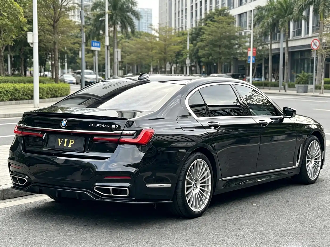 BMW 7 Series 2017 740Li xDrive Luxury Edition фото 9