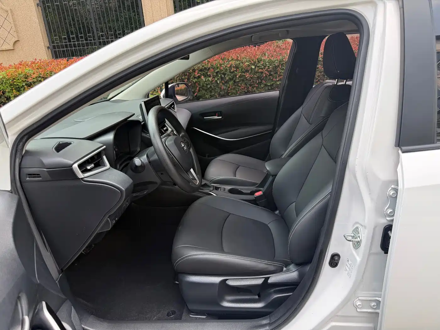 Toyota Corolla 2021 Hybrid 1.8L E-CVT Pioneer Edition фото 10