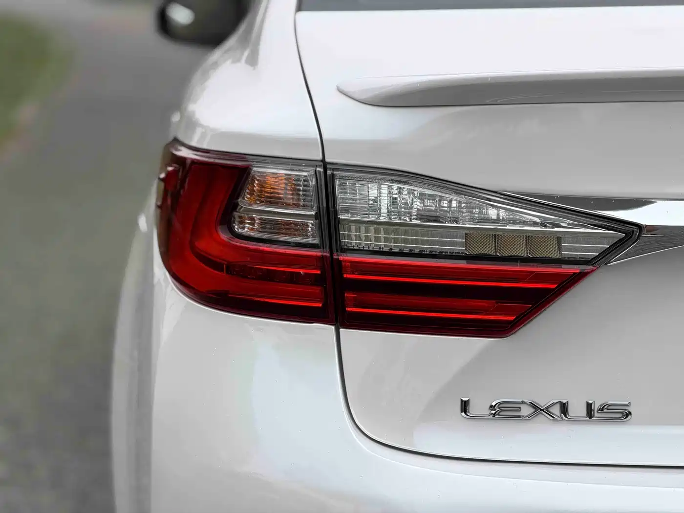 Photo 9 - Lexus ES