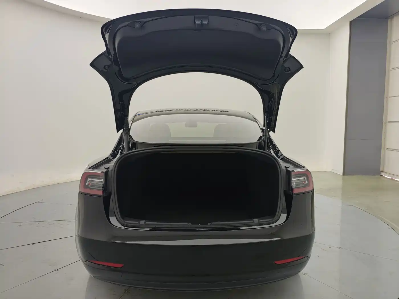 Фото 27 - Tesla Model 3