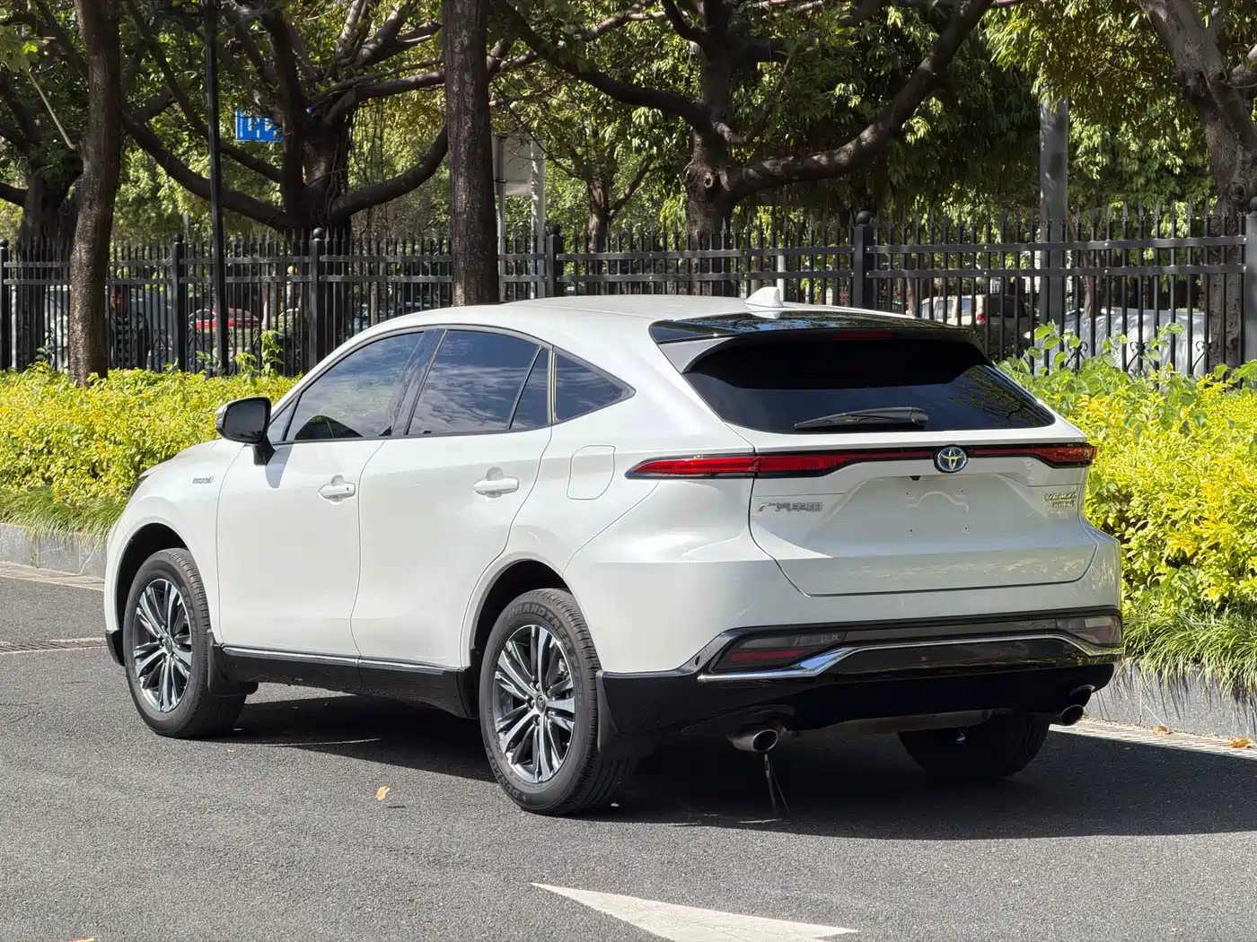 Toyota Venza 2022 Dual Engine 2.5L CVT 2WD Luxury фото 14
