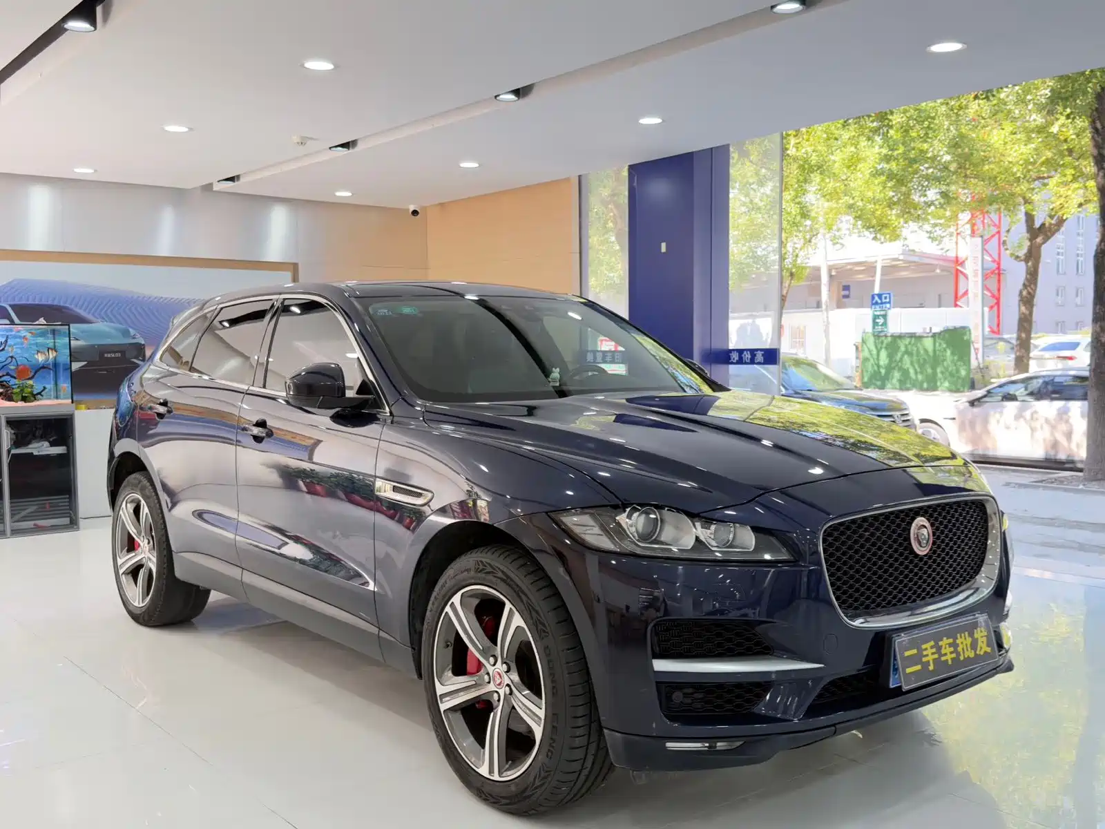 Фото 3 - Jaguar F-PACE