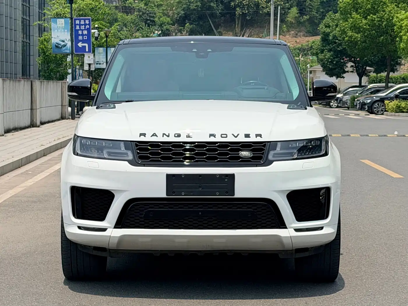 Land Rover Range Rover Sport 2022 3.0 L6 Gloss Black Edition фото 2