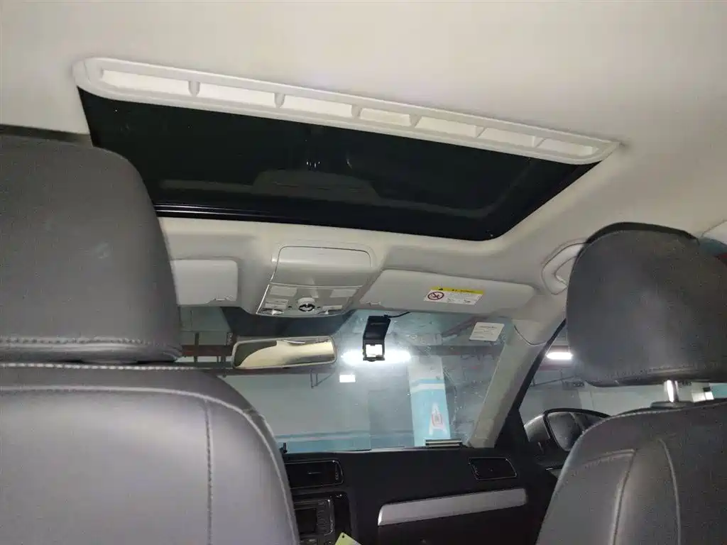 Volkswagen Sagitar 2015 1.6L Manual Comfort фото 9