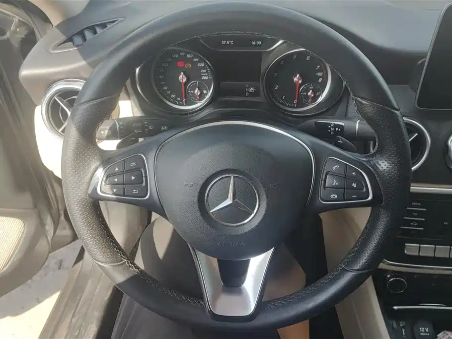 Mercedes-Benz GLA 2018 GLA 200 Dynamic фото 15