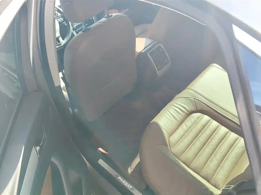 Volkswagen Passat 2014 1.8TSI DSG Executive Edition фото 11