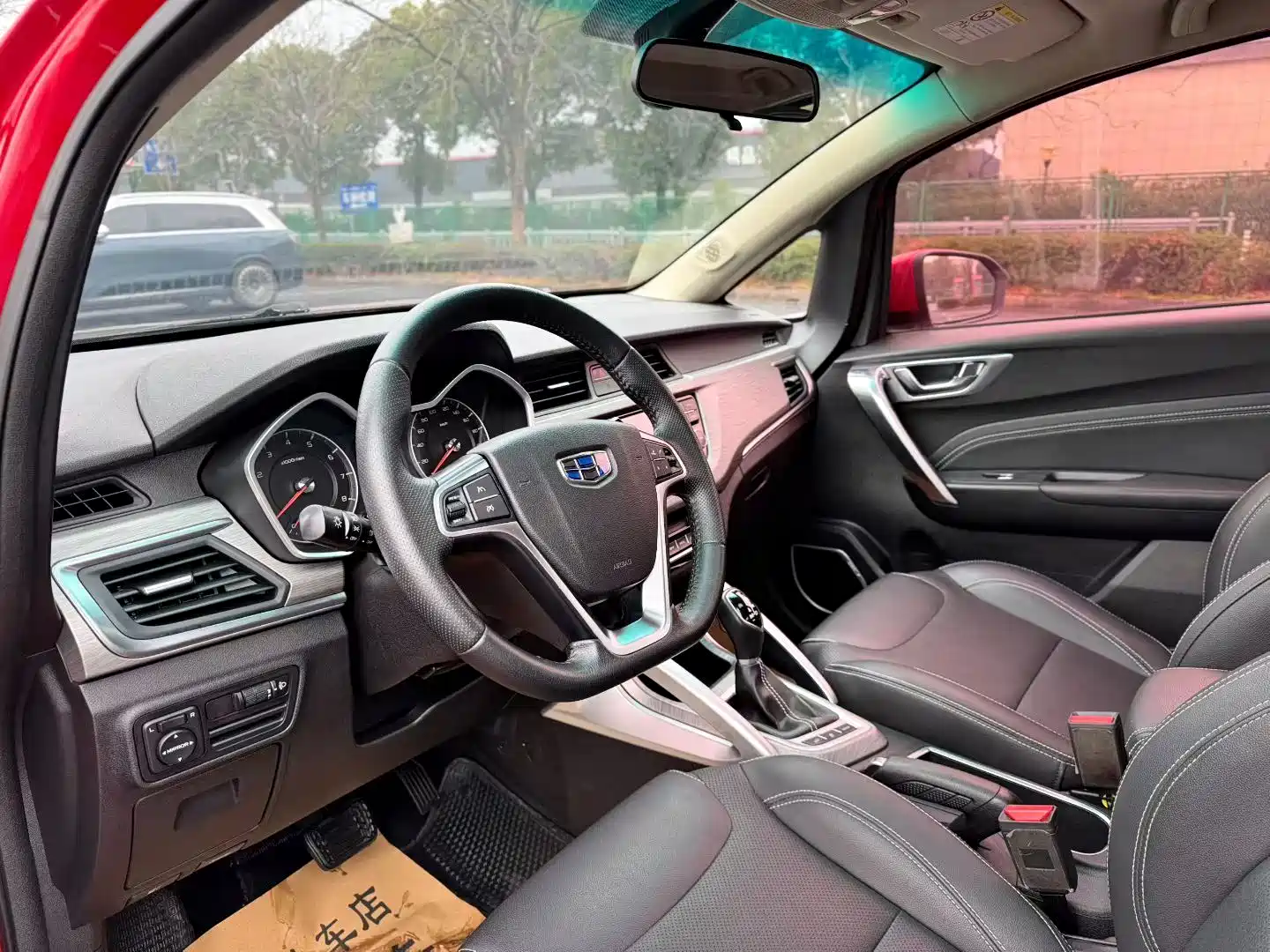Фото 8 - Geely Vision X3
