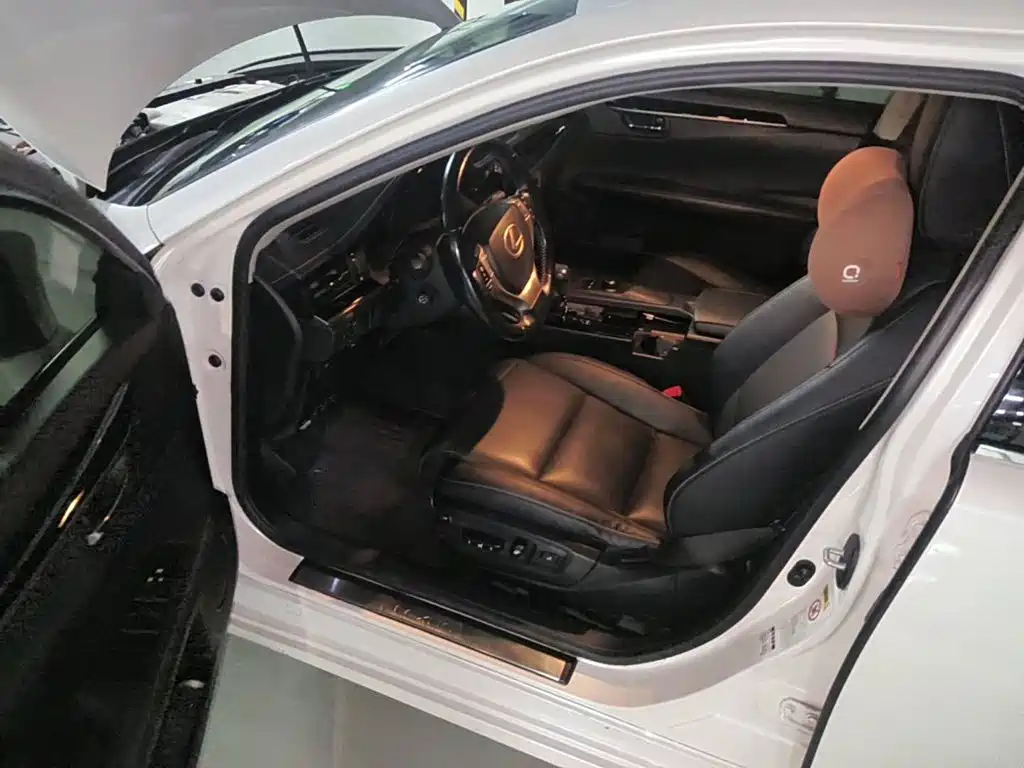Фото 8 - Lexus ES