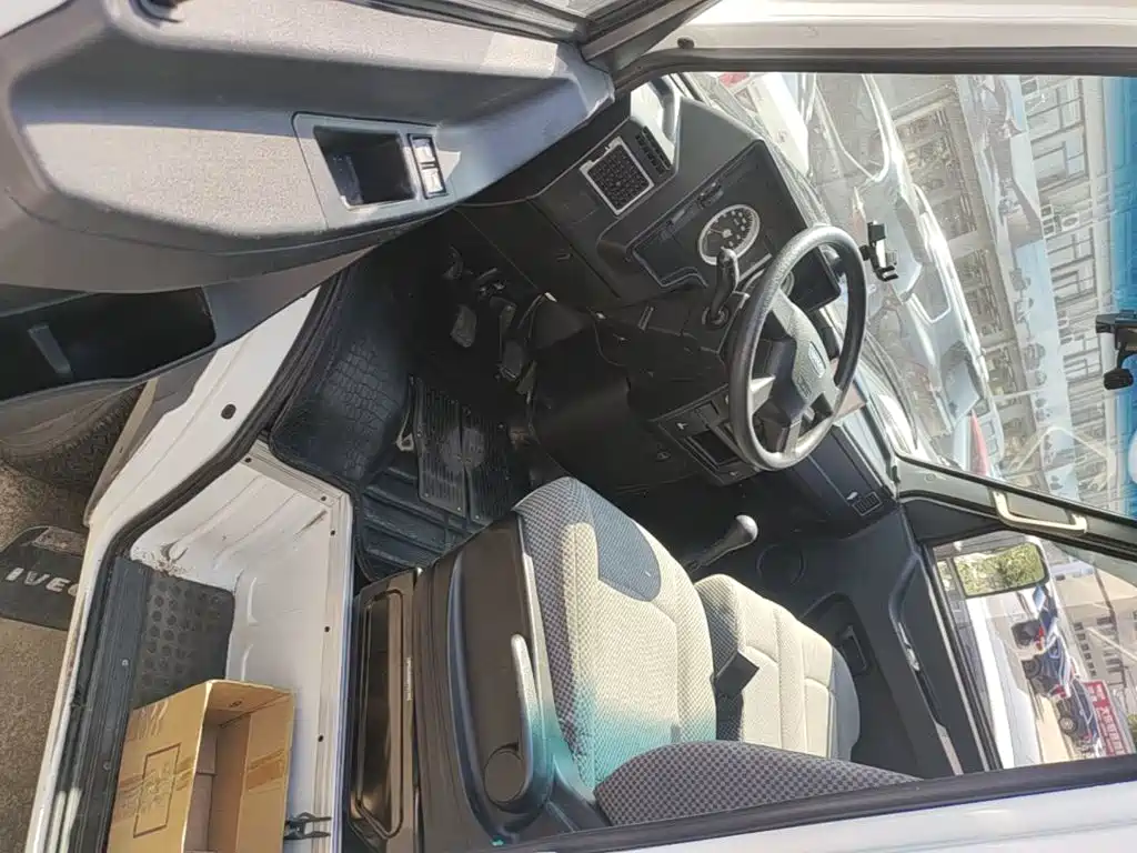 Iveco Daily 2022 2021 Model 2.5T A35 M1 Passenger Vehicle 5-9 Seats Short Wheelbase Medium Roof Dual Tires Sliding Door