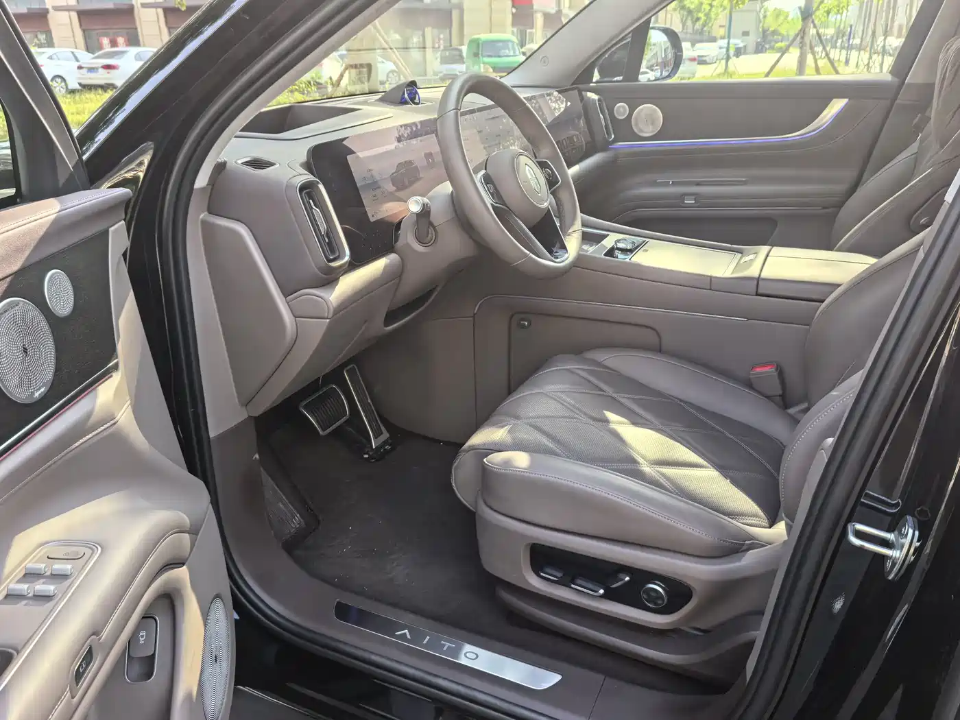 AITO Wenjie AITO M9 2025 Extended Range Ultra 52kWh 5-Seater фото 4
