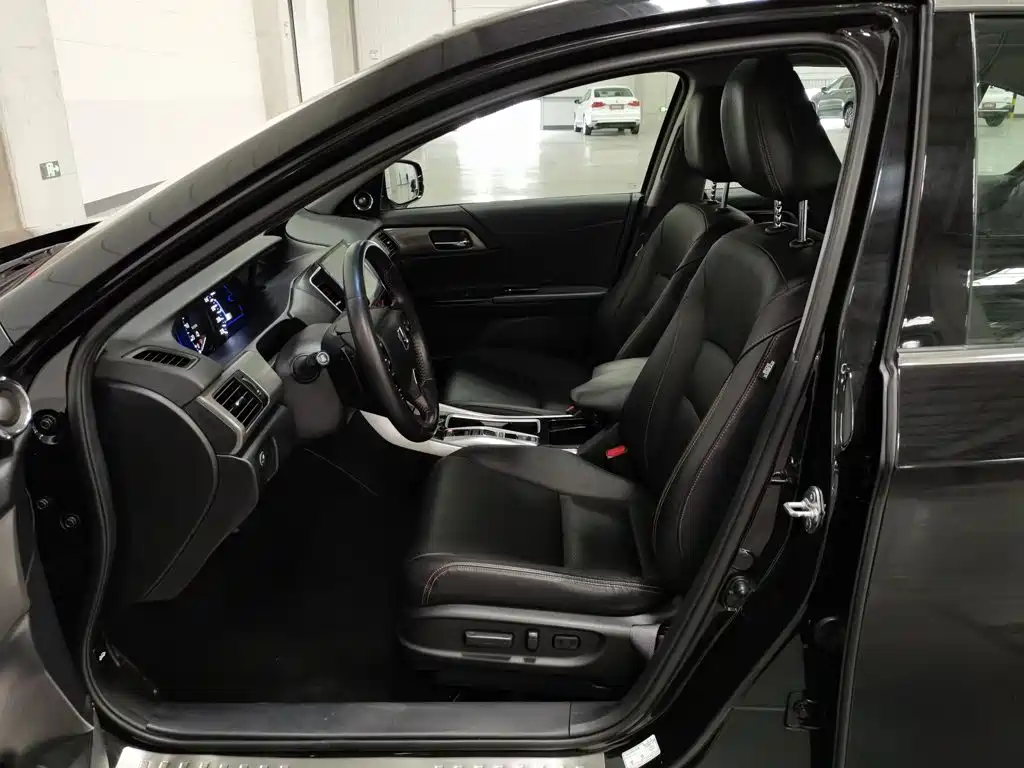 Фото 10 - Honda Accord