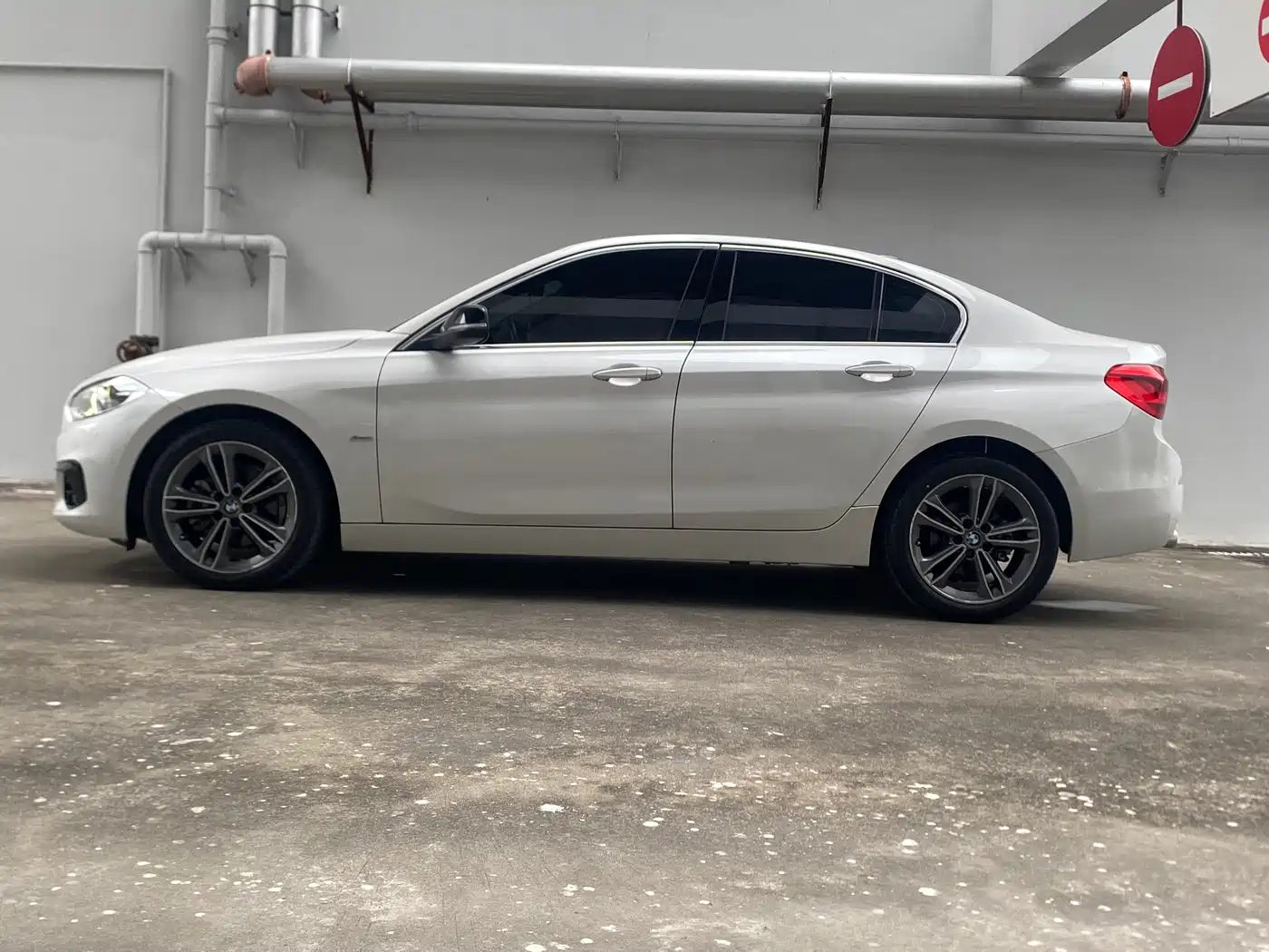 BMW 1 Series 2018 118i Sport Edition фото 8