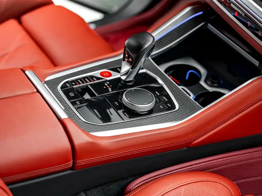 BMW XM 2023 50e фото 24