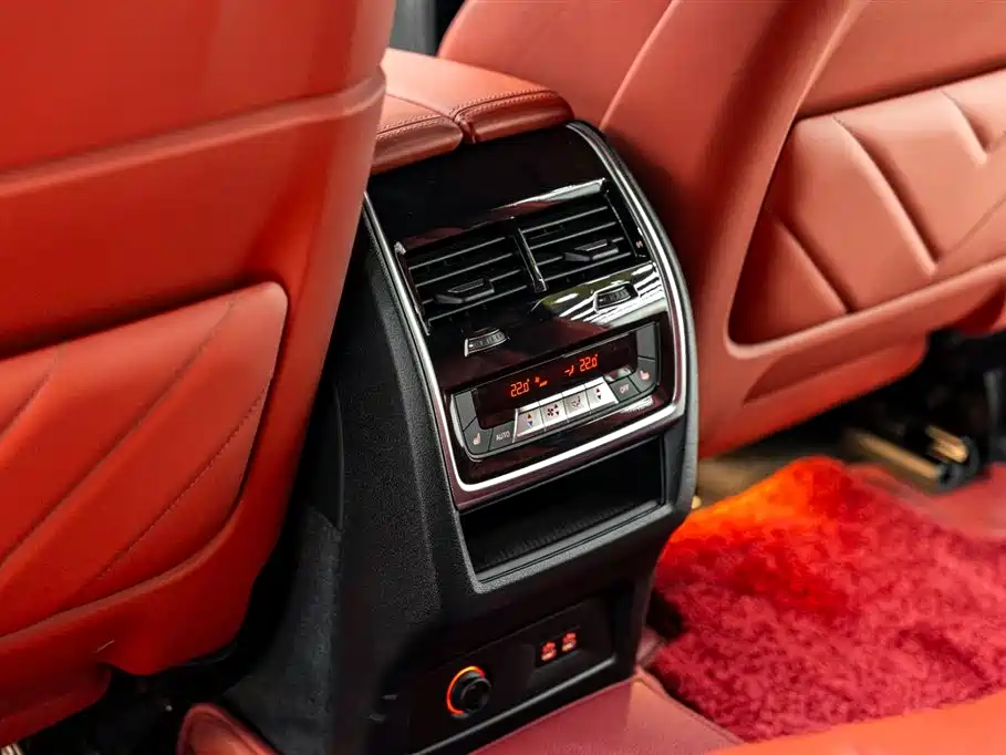 BMW XM 2023 50e фото 29