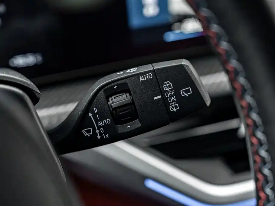 BMW XM 2023 50e фото 12