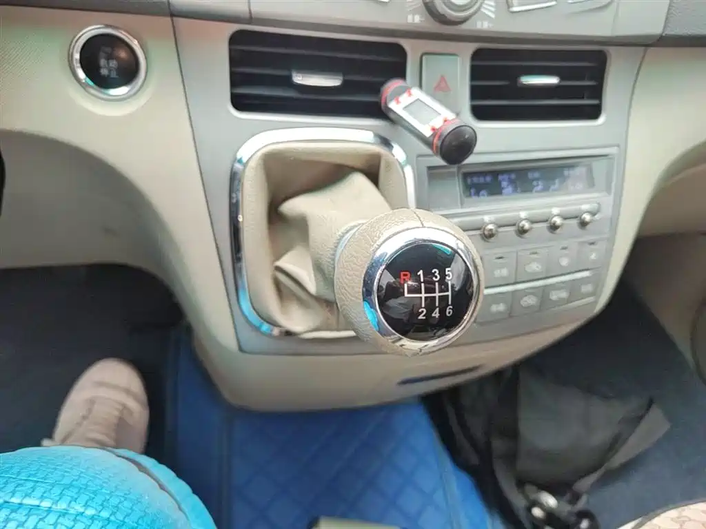 BYD M6 2013 2.4L Manual Luxury фото 14