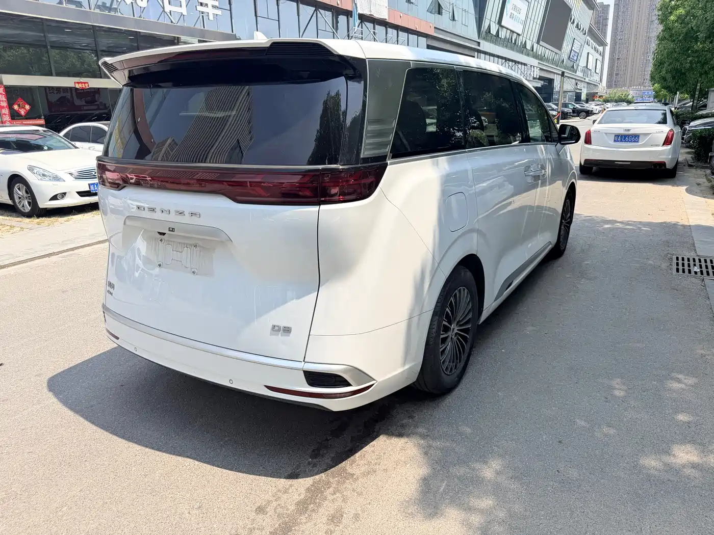 Denza D9 2022 DM-i 1040 Premium фото 15