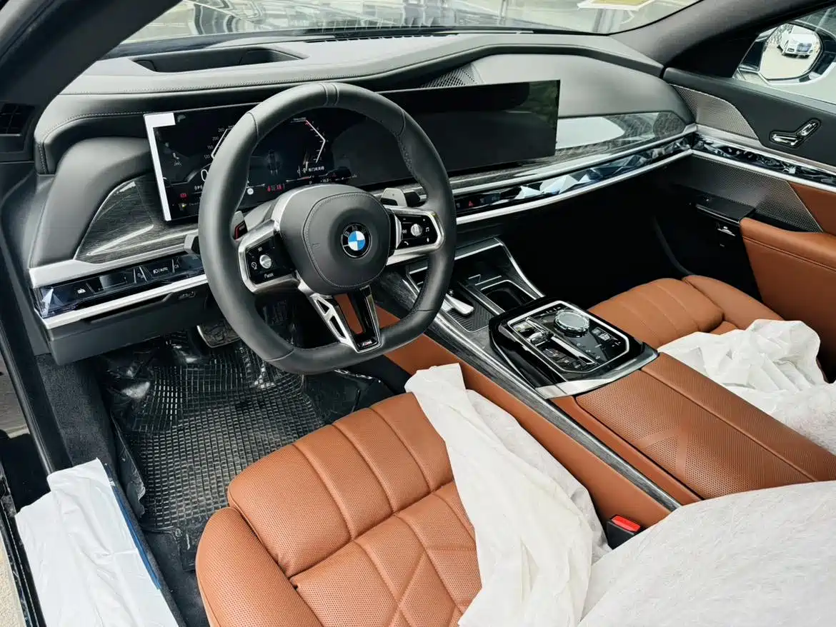 BMW 7 Series 2023 740Li Exclusive M Sport Package фото 8