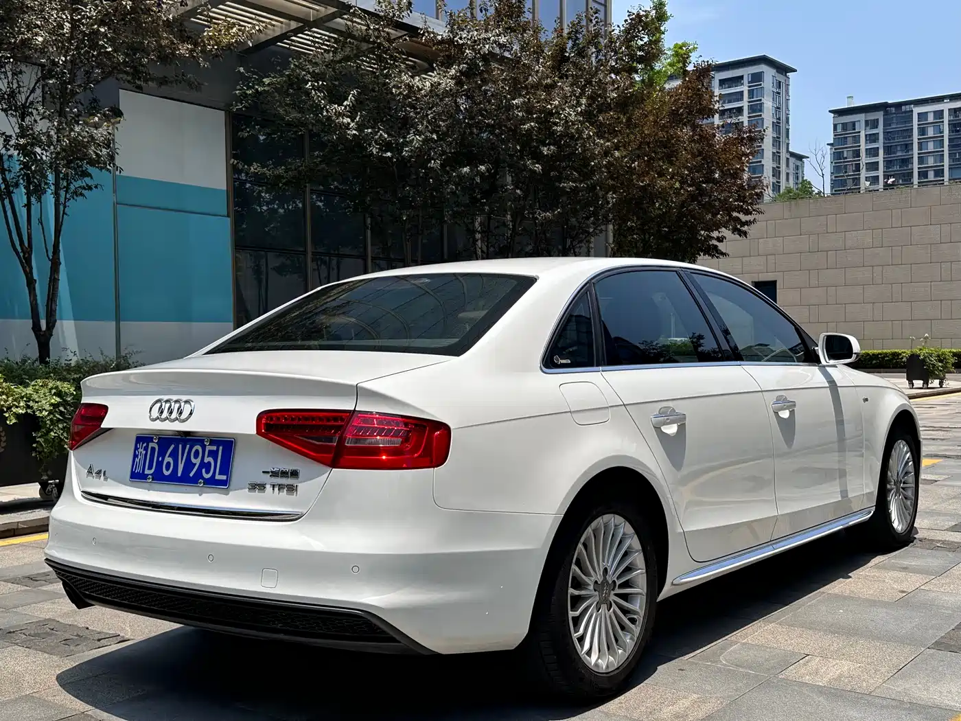 Audi A4L 2016 35 TFSI Collector's Edition S line Comfort фото 4