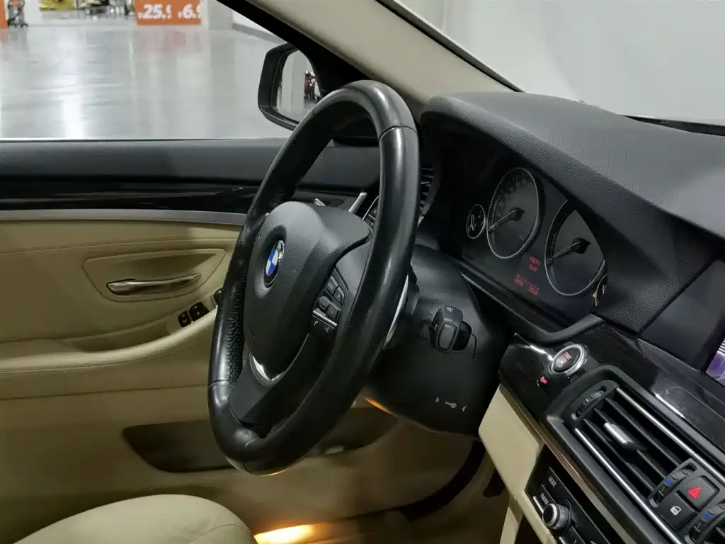 BMW 5 Series 2013 535Li Leadership фото 22
