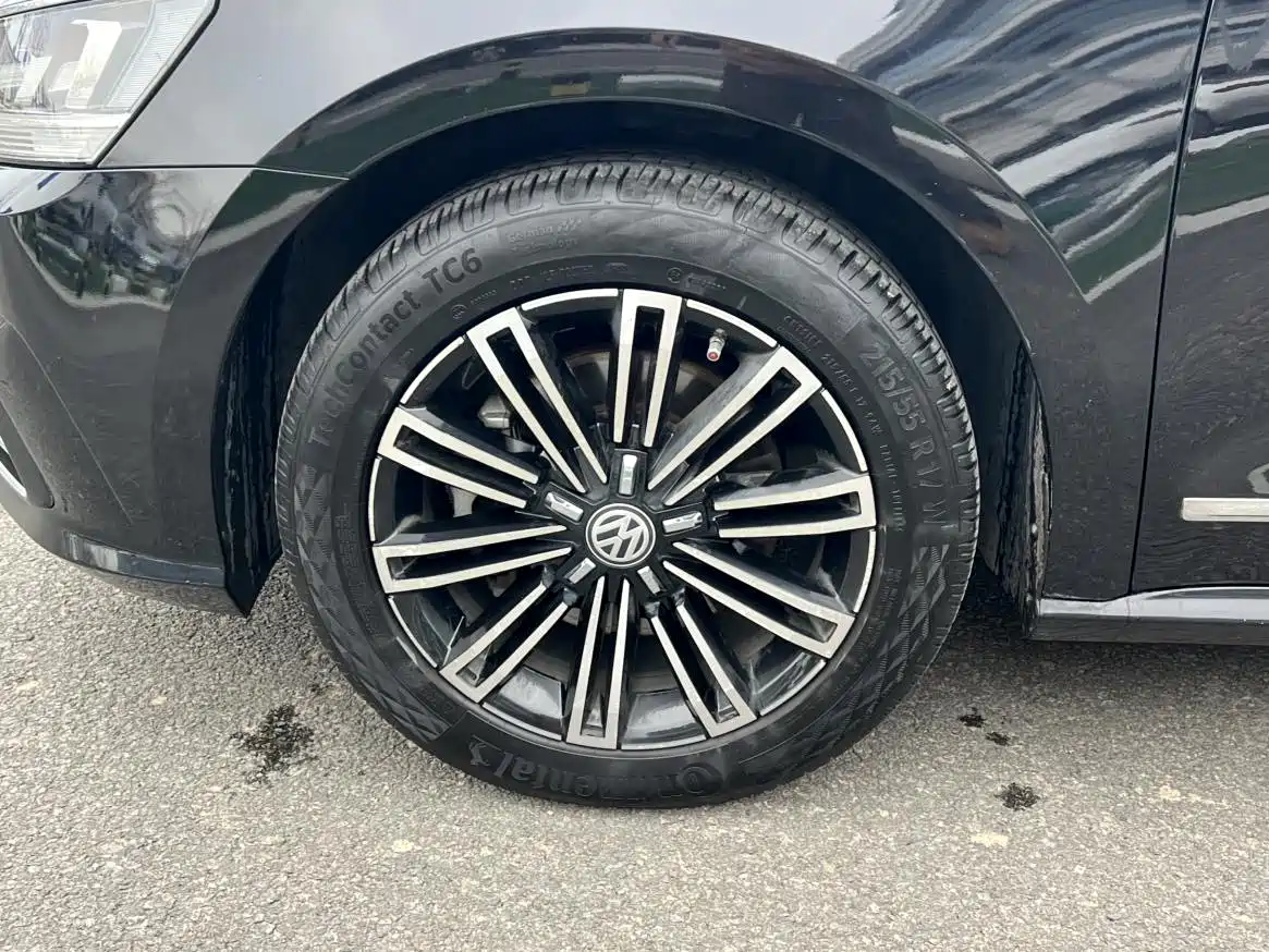 Volkswagen Passat 2017 330TSI DSG Luxury фото 18