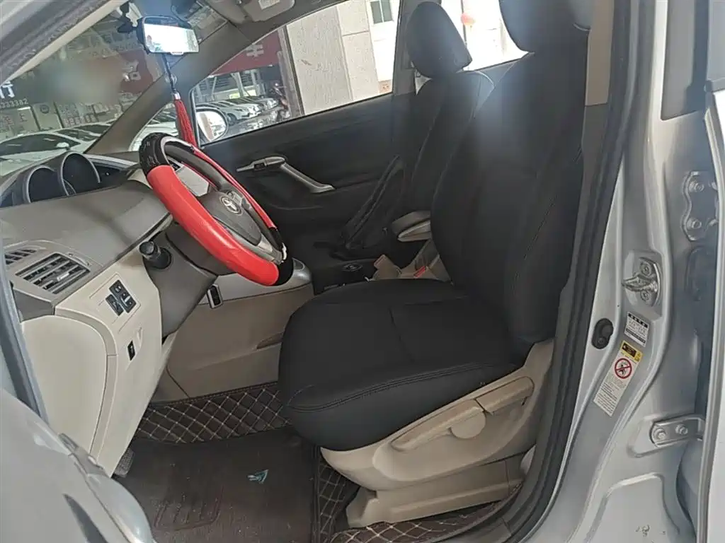 Toyota E'Z 2014 Xingyao 180E CVT Elite фото 15