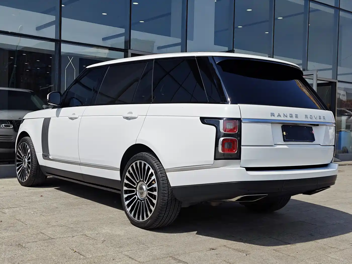 Land Rover Range Rover 2020 3.0 L6 Heritage Extended Edition фото 6