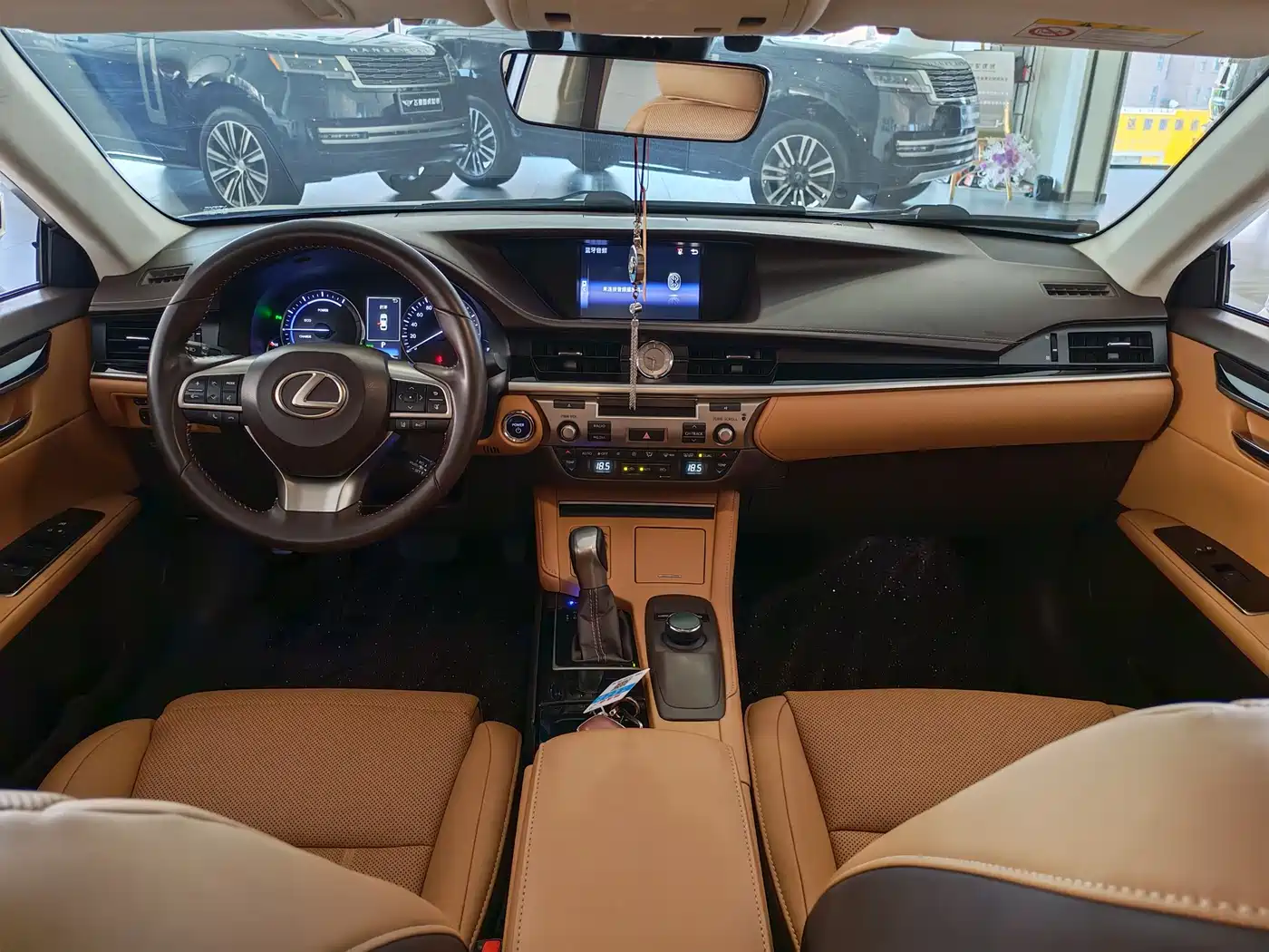 Lexus ES 2017 300h Mark Levinson Comfort Edition фото 11