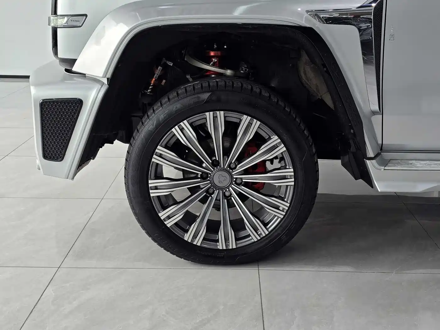 TANK CO CREATION TANK 300