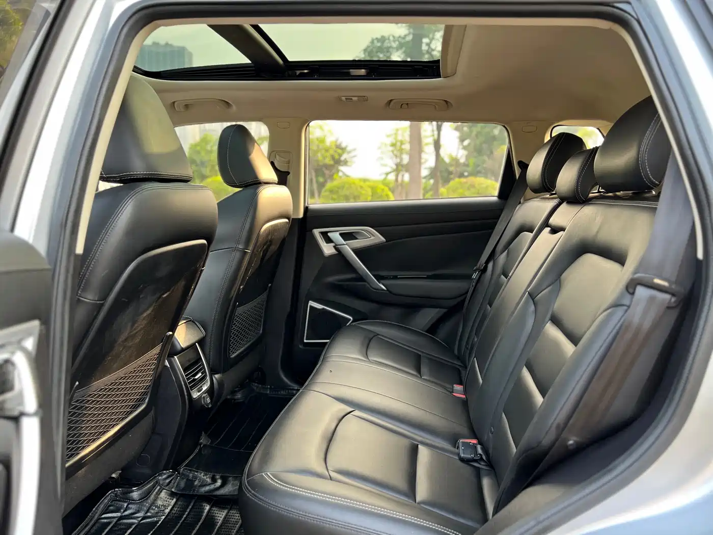 Фото 14 - Geely Atlas