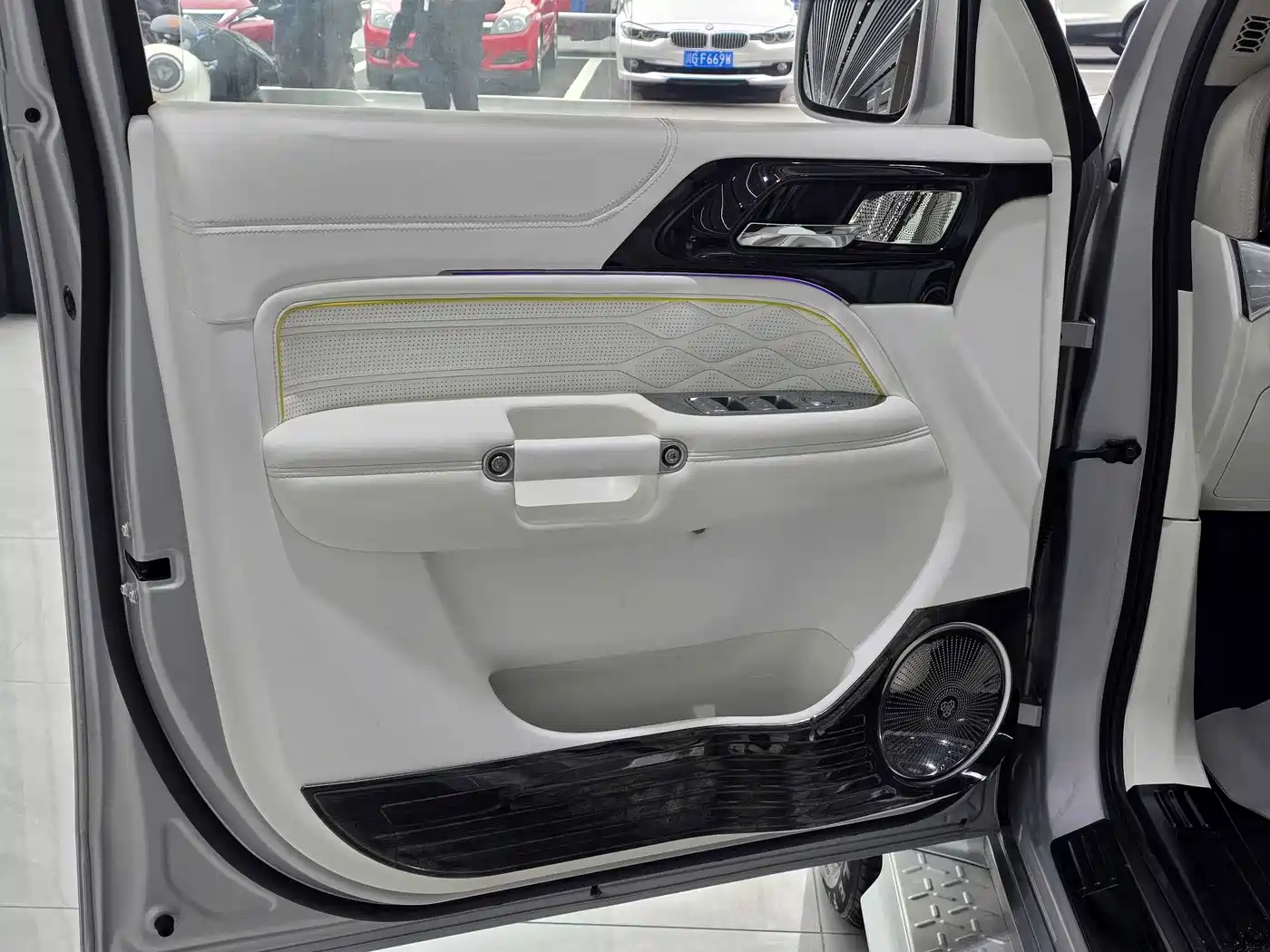 TANK CO CREATION TANK 300