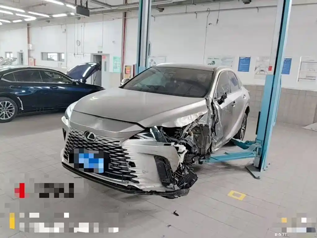 Фото 10 - Lexus RX