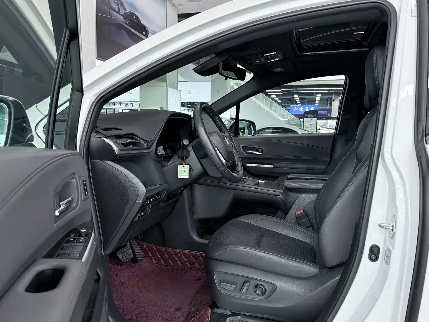 Photo 7 - Toyota Granvia