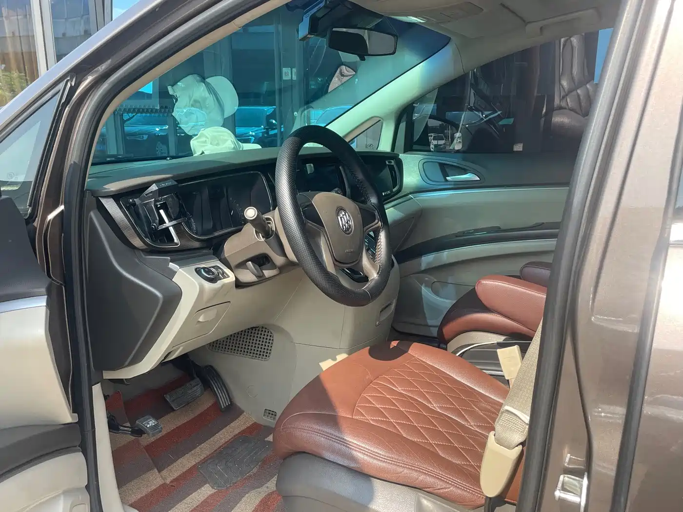 Photo 4 - Buick GL8