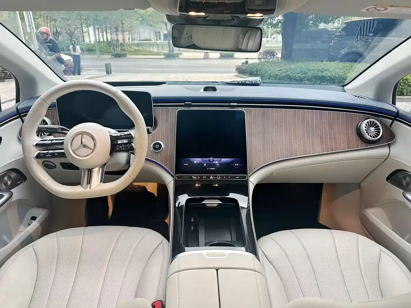 Mercedes-Benz EQE 2025 Model 500 4MATIC Luxury Edition фото 16