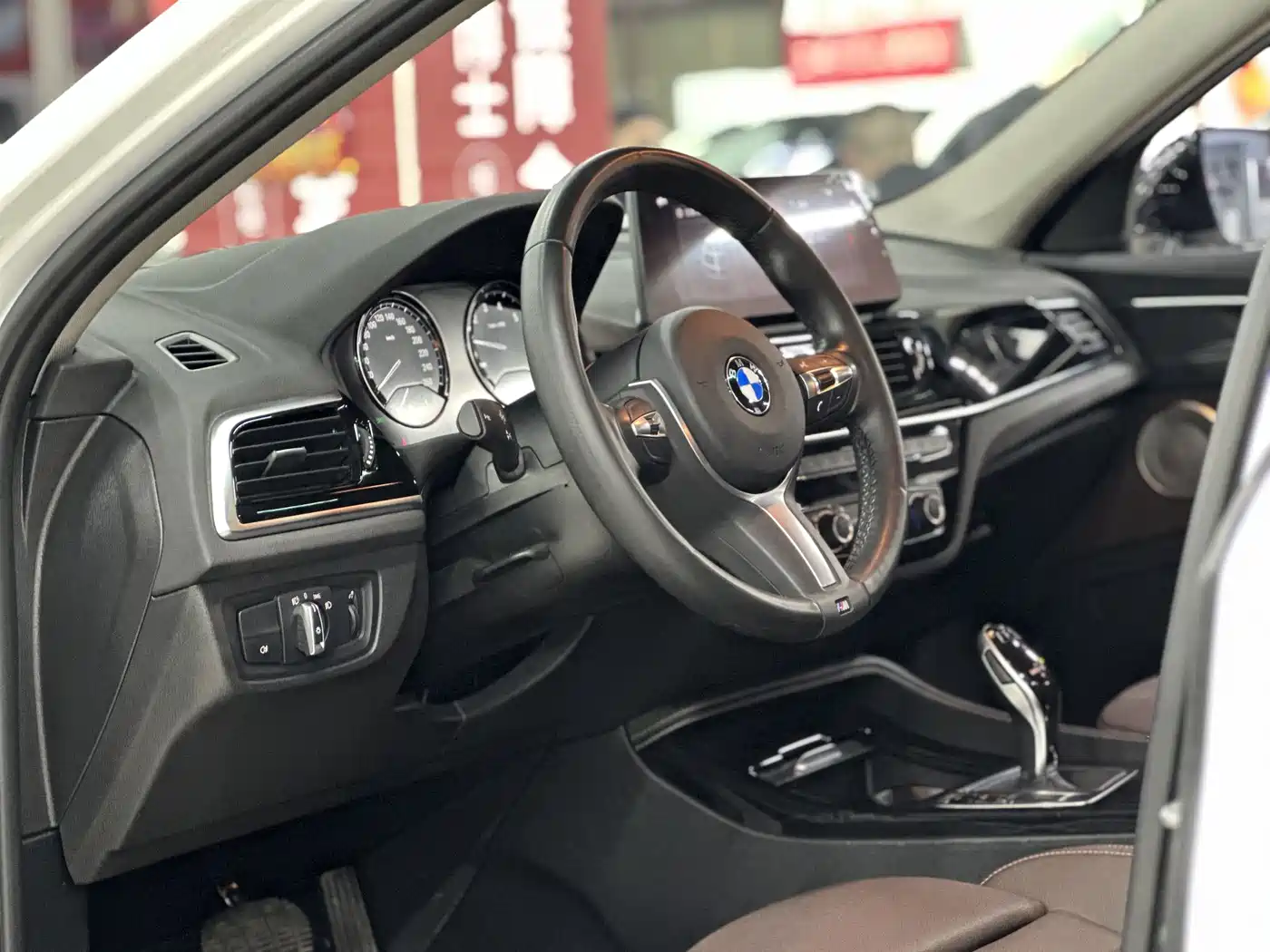 BMW 1 Series 2023 120i M Sport Shadow Edition фото 9