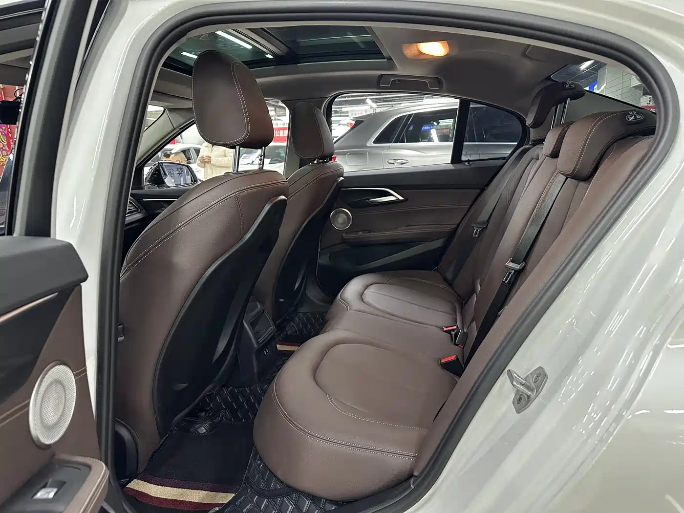 BMW 1 Series 2023 120i M Sport Shadow Edition фото 22